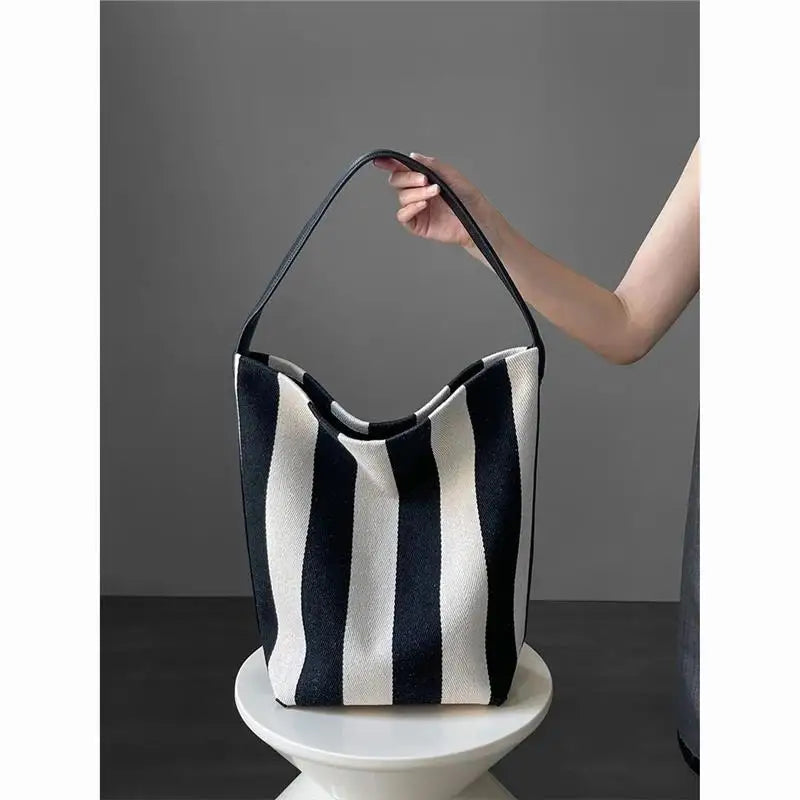 Black and white contrasting wide shoulder strap women's bag large capacity tote bag bucket bag eprolo