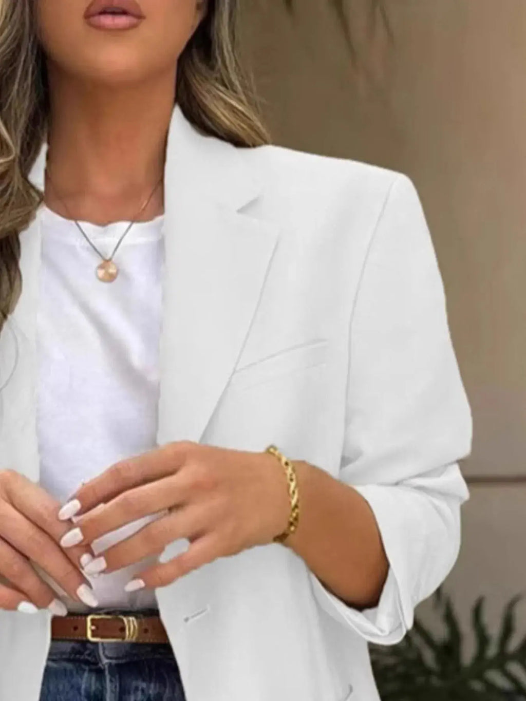 Pocketed Lapel Collar Long Sleeve Blazer.