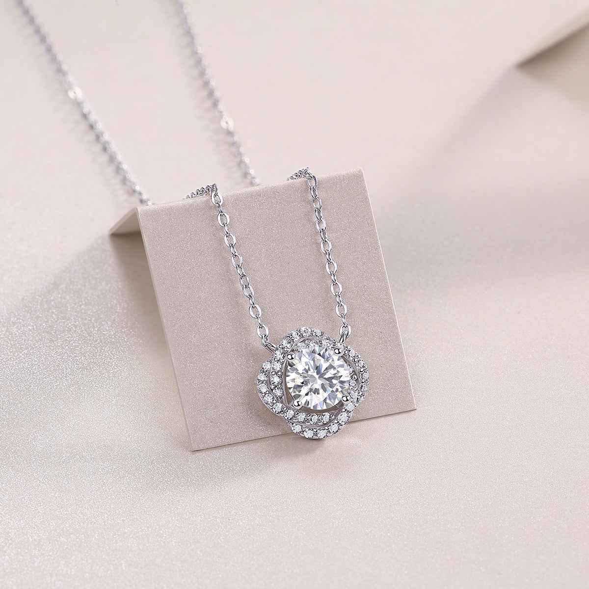 Lucky Flower - A Fashionable And Light Luxury Jewelry Pendant Necklace Set With Top-quality Moissanite, S925 Silver Plated Platinum