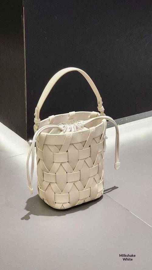 A Versatile And Casual Hand-held Crossbody Bag