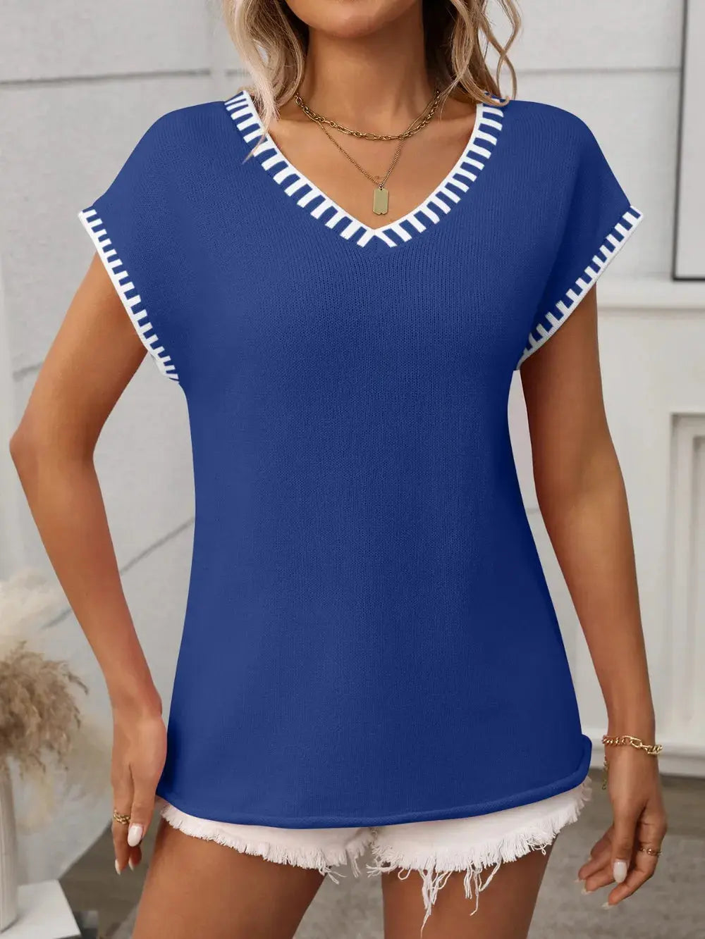 Contrast Trim V-Neck Short Sleeve Knit Top.