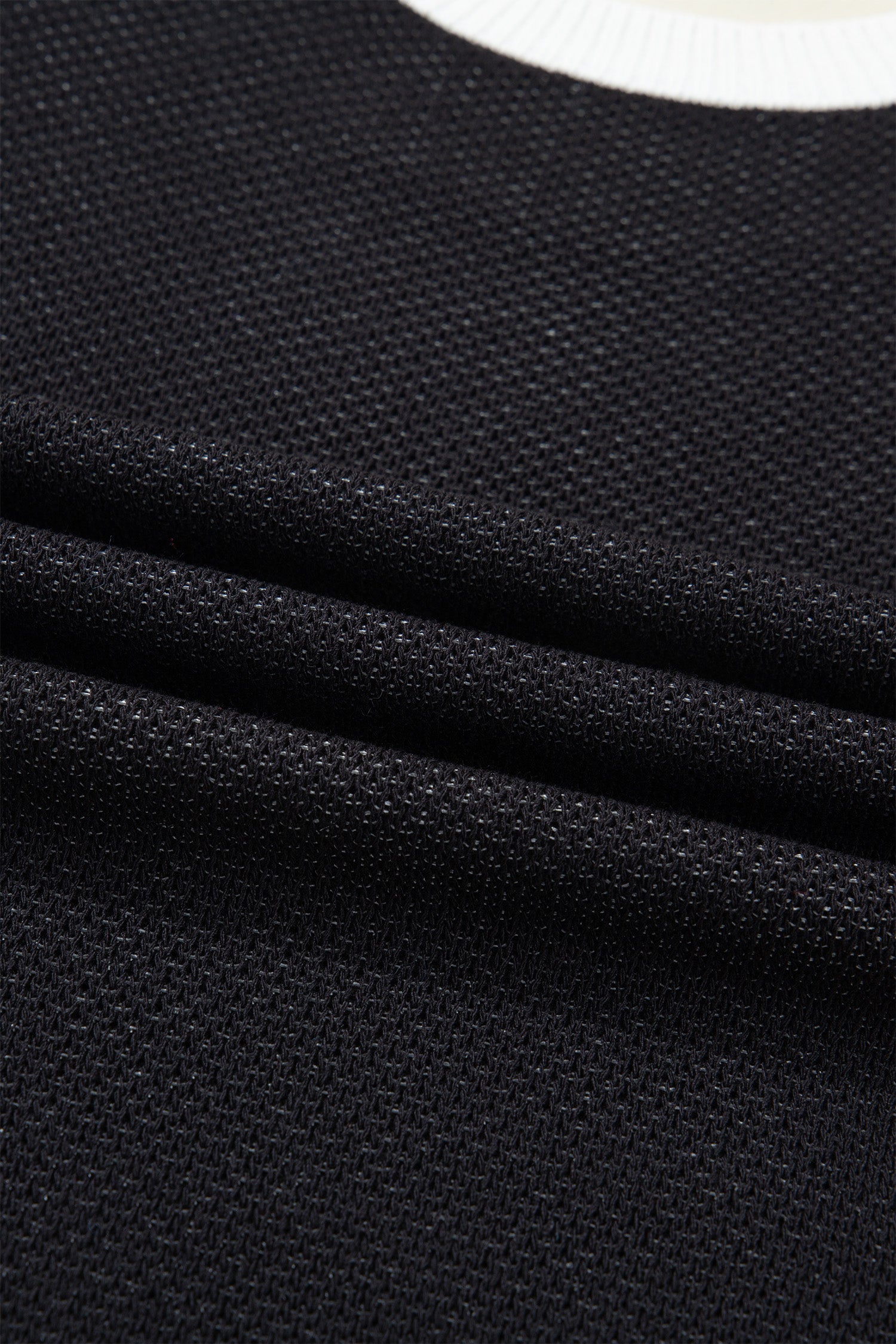 Black Horse Shoe Pattern Contrast Trim Short Sleeve Sweater