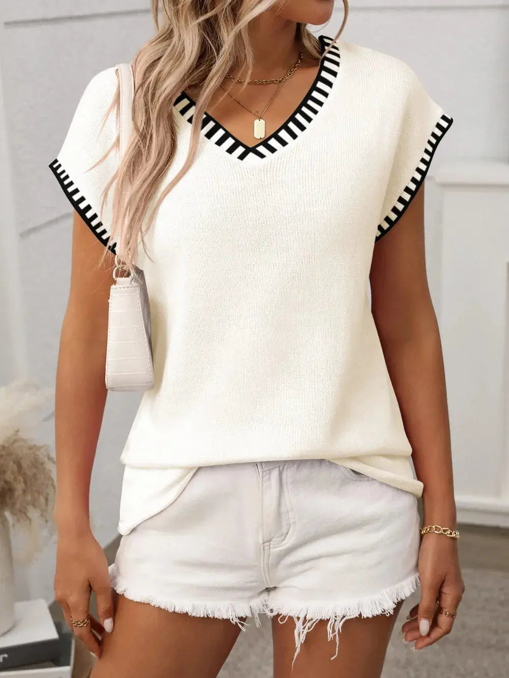 Contrast Trim V-Neck Short Sleeve Knit Top.