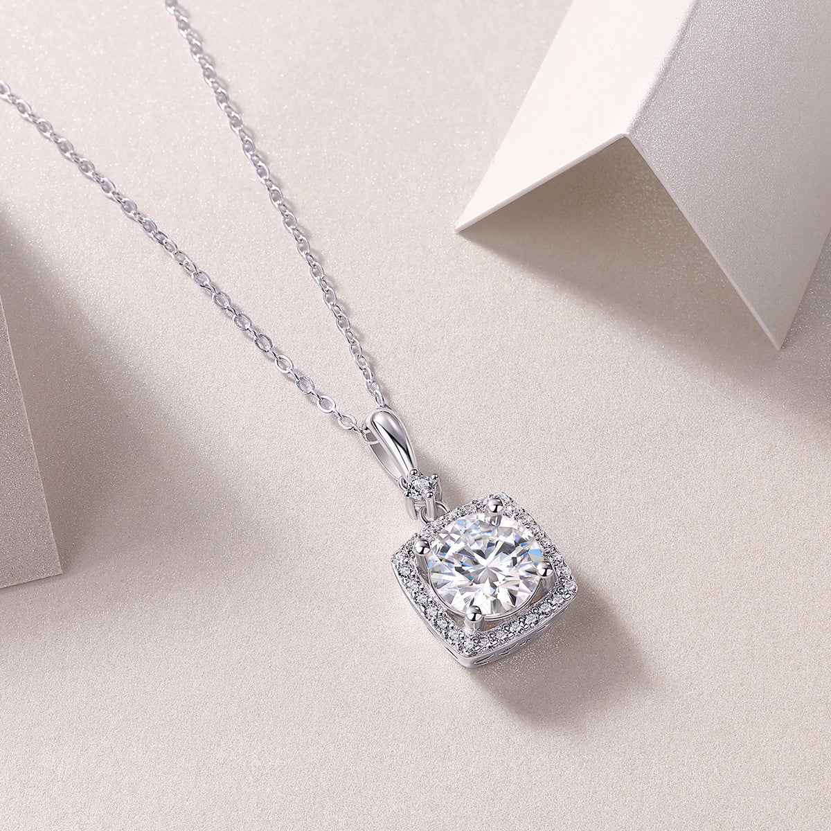Pure And Innocent Marie - A Fashionable And Light Luxury Jewelry Pendant Necklace Set With Top-quality Moissanite, S925 Silver Plated Platinum