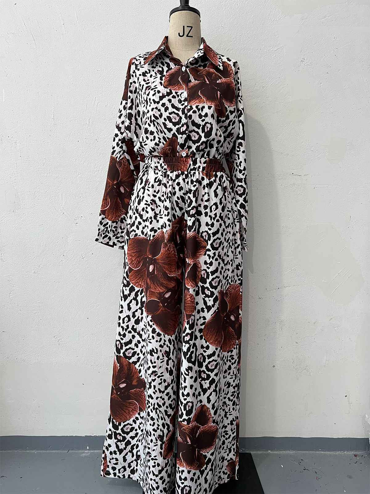 Two piece set of printed top and pants for socialites