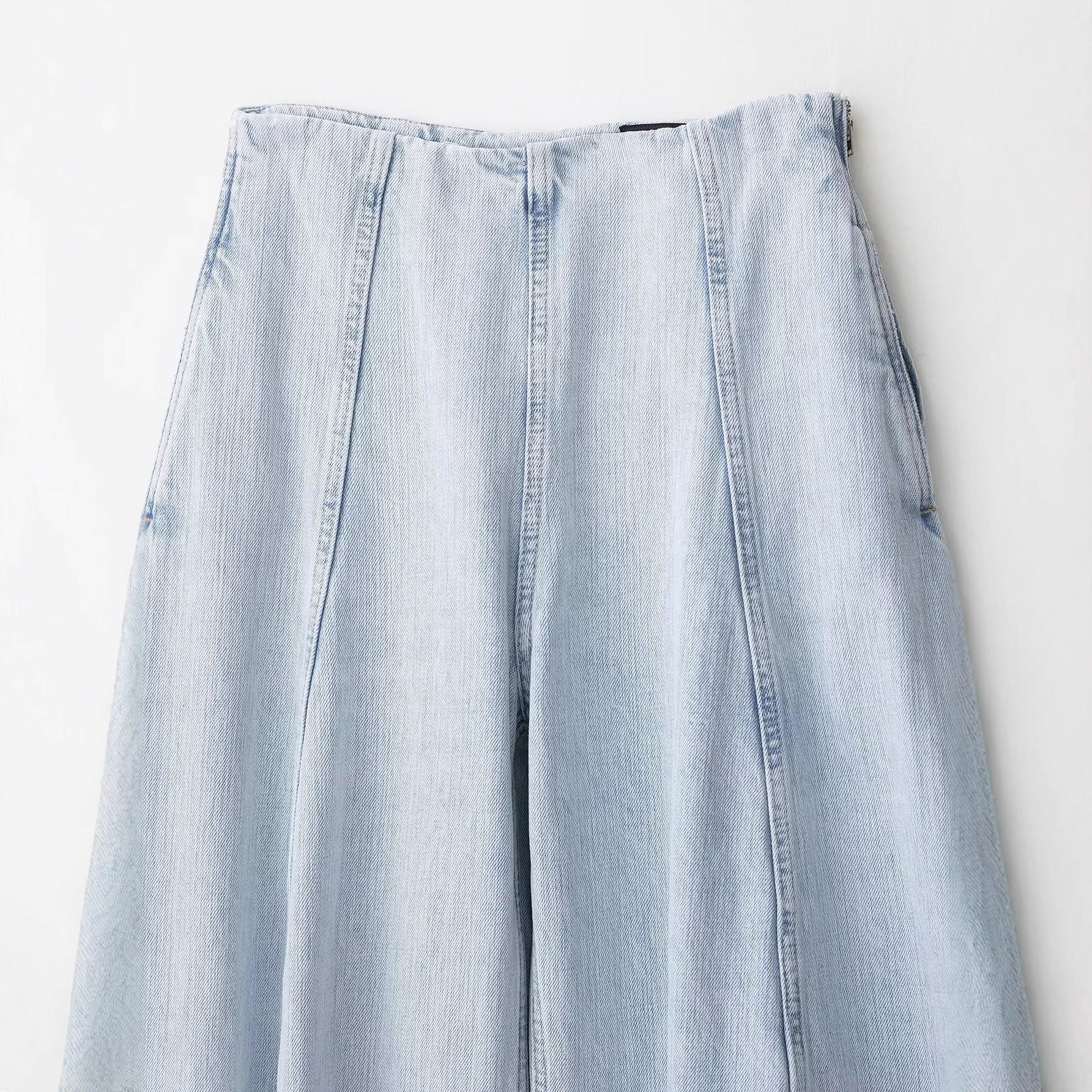 High waisted balloon shaped jeans