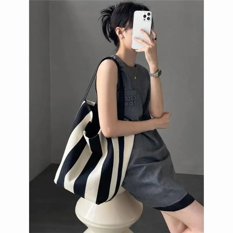 Black and white contrasting wide shoulder strap women's bag large capacity tote bag bucket bag eprolo