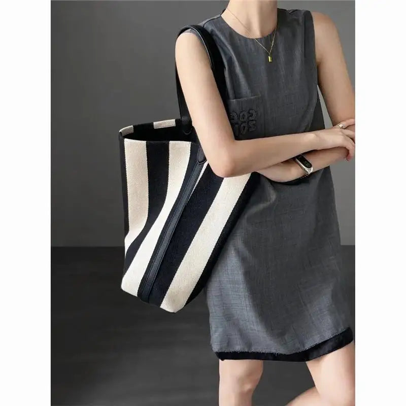 Black and white contrasting wide shoulder strap women's bag large capacity tote bag bucket bag eprolo