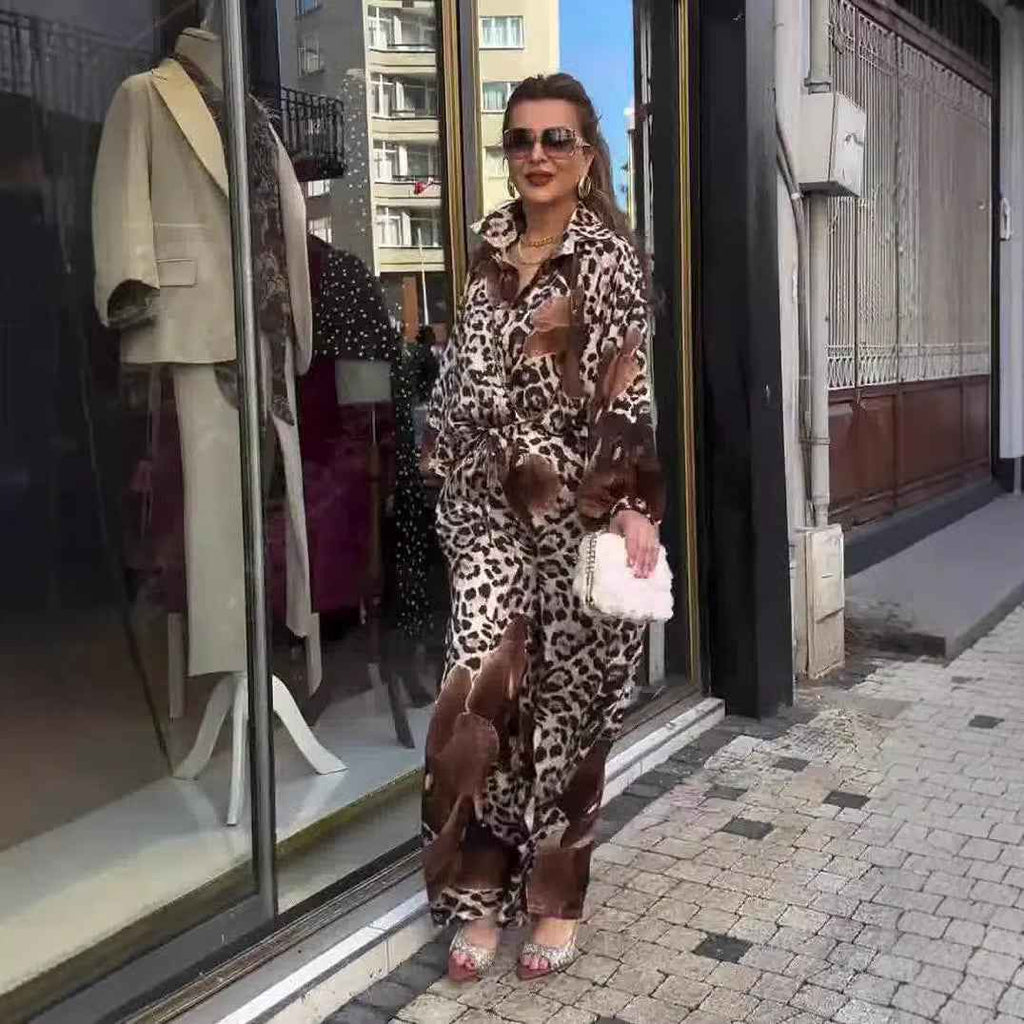 Two piece set of printed top and pants for socialites