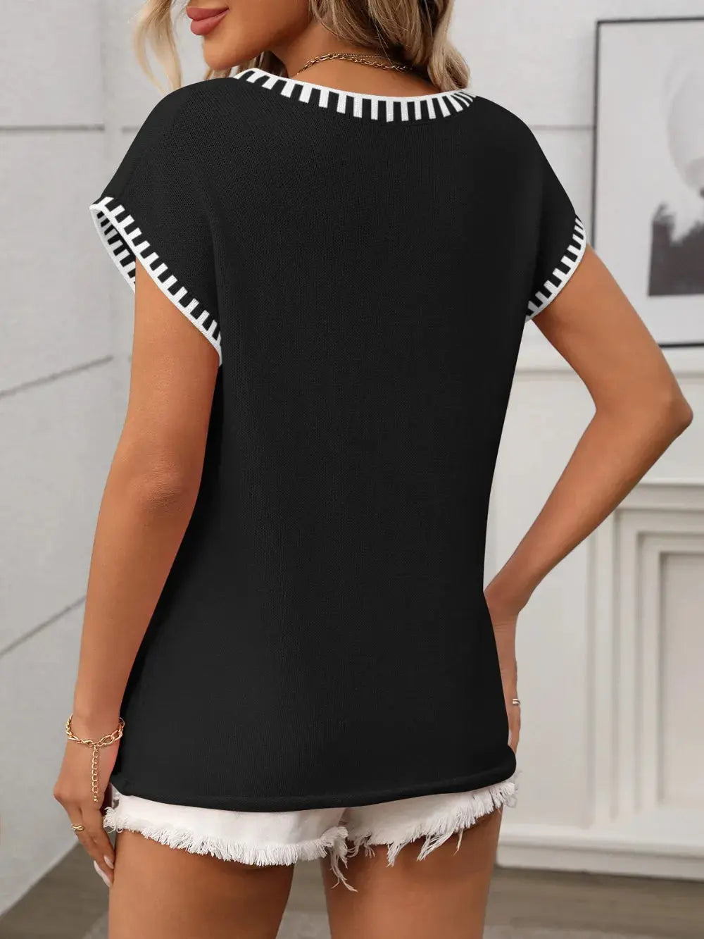 Contrast Trim V-Neck Short Sleeve Knit Top.