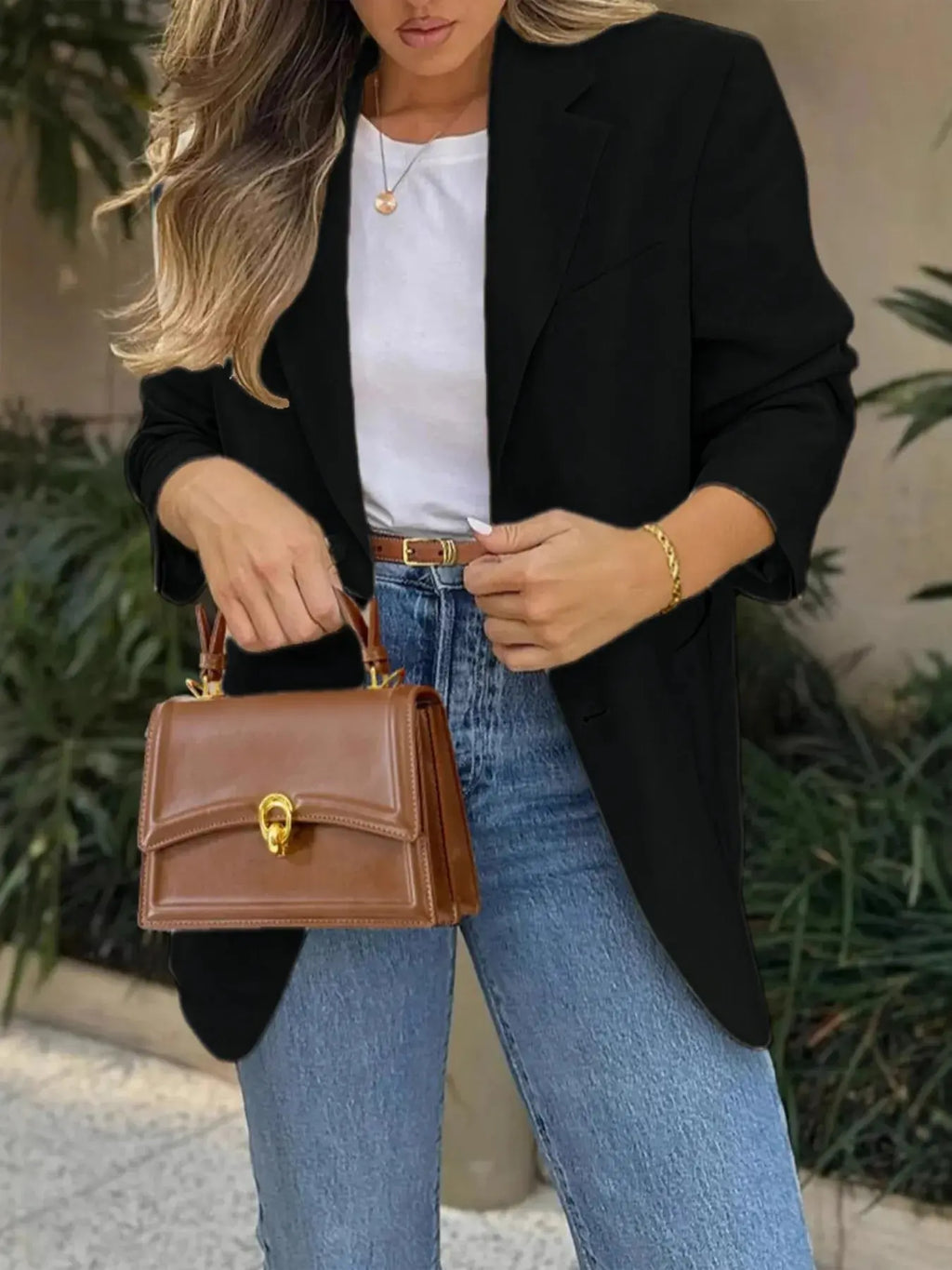 Pocketed Lapel Collar Long Sleeve Blazer.