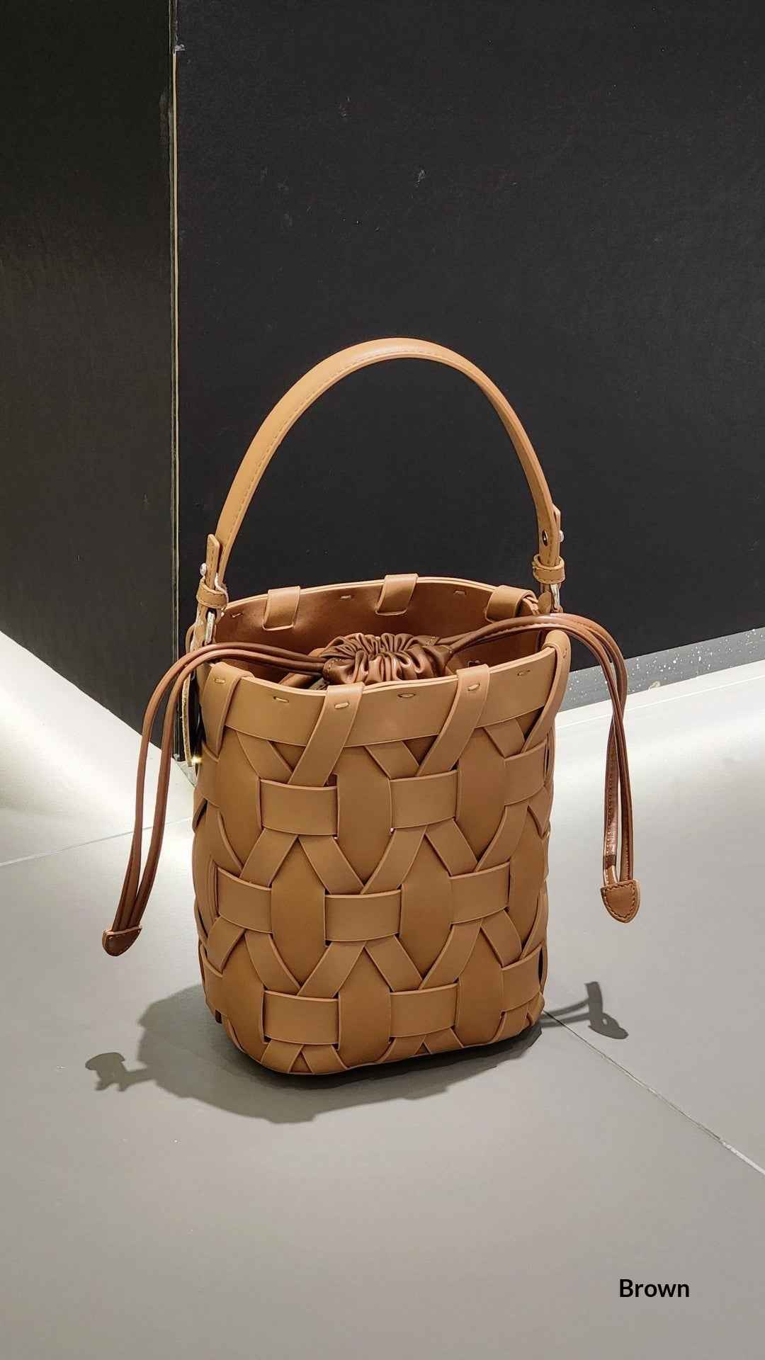A Versatile And Casual Hand-held Crossbody Bag