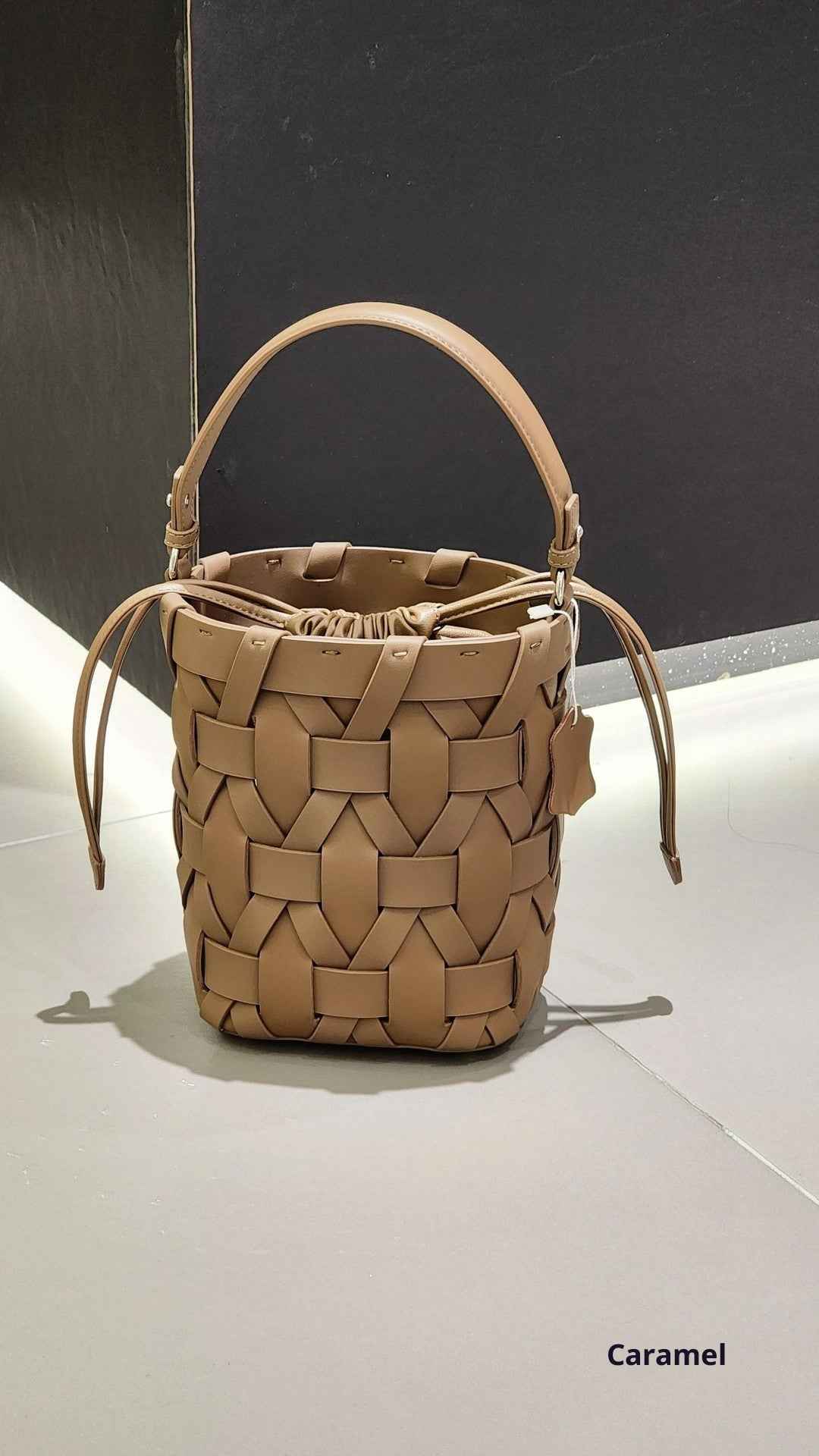 A Versatile And Casual Hand-held Crossbody Bag